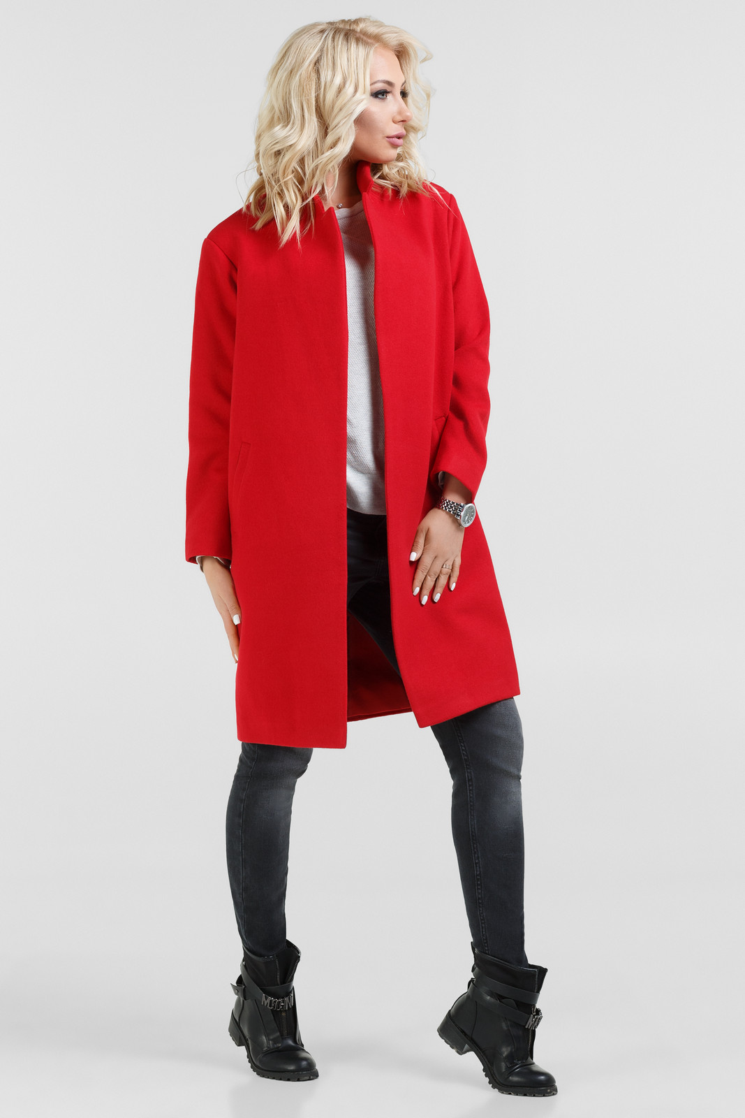 Женское пальто красного цвета